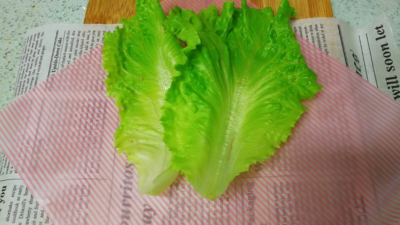 母亲节~沙拉花束,<a style='color:red;display:inline-block;' href='/shicai/ 92833'>生菜叶</a>洗净并甩干水分,摆放在油纸上面。