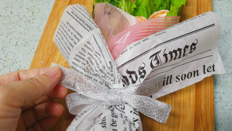 母亲节~沙拉花束,绑上装饰带。