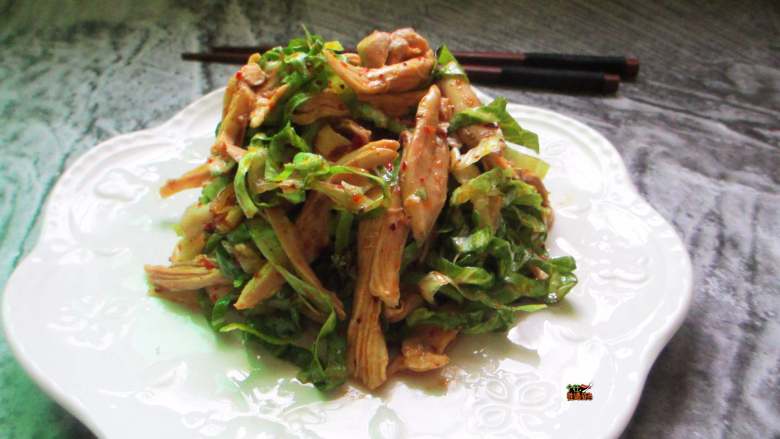 鸡腿生菜色拉,鸡肉低脂且营养,鸡腿肉更是香嫩,很适合减肥MM吃