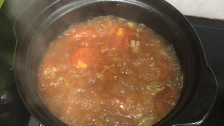 番茄牛腩,开大火沸腾过程中，小炒下牛腩，然后倒入沙煲中