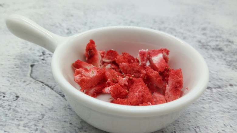 夏日必备冷饮~炒酸奶,<a style='color:red;display:inline-block;' href='/shicai/ 10711'>草莓干</a>切小丁,也可以撵成粉末状