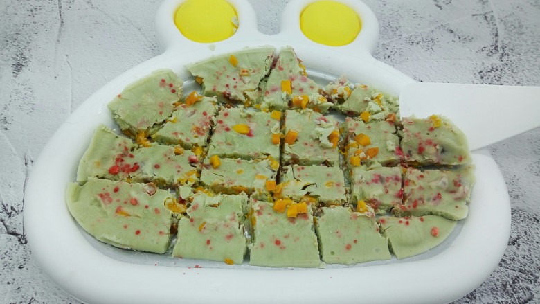夏日必备冷饮~炒酸奶,待酸奶凝固,用炒酸奶的铲子切小块