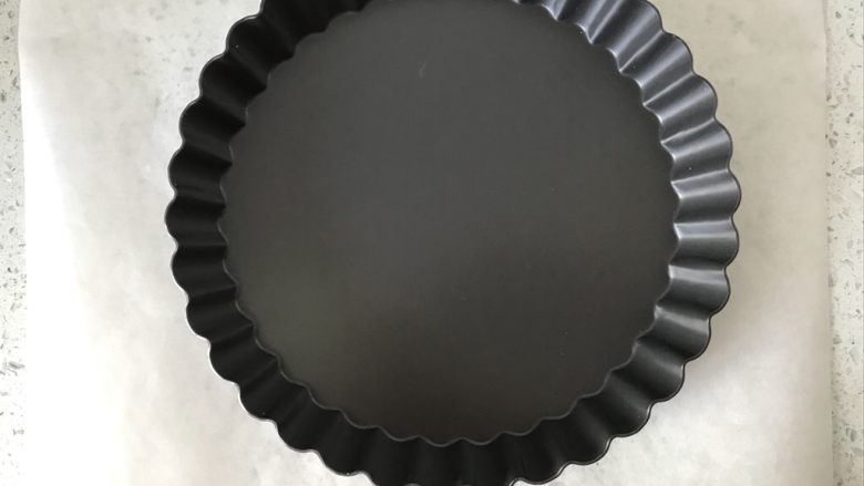 草莓奶酪塔,裁剪两张比六寸派盘大一圈的油纸,最好是正方形。
