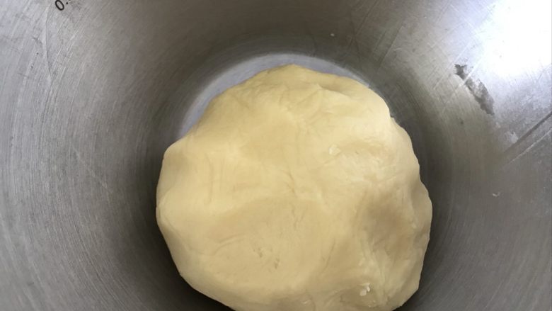 草莓奶酪塔,带上一次性手套揉成面团,大概成团就行,不用使劲揉,盖上保鲜膜,冰箱冷藏一小时。
