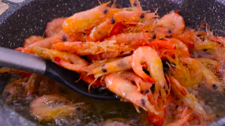 香辣干锅虾这样做秒杀饭店,炸至鲜虾色泽金黄,口感酥脆即可盛出备用