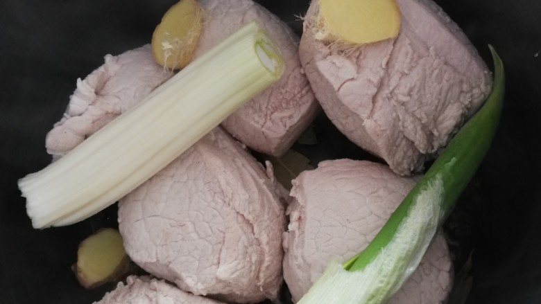 面包机制作肉松,脊肉焯水放调料上方,加入葱段和姜片
