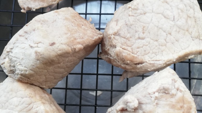 面包机制作肉松,高压锅8分钟,拿出沥干水分