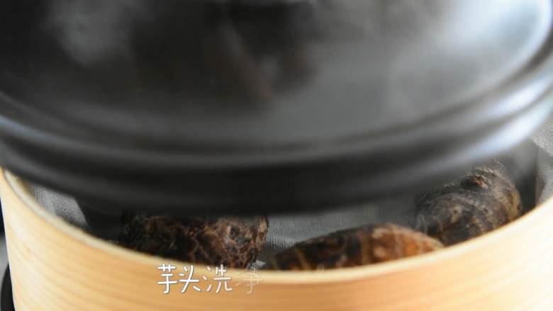 桂花糖芋苗—据说吃一碗,颜值都会提升,芋头洗净,大火蒸10分钟。