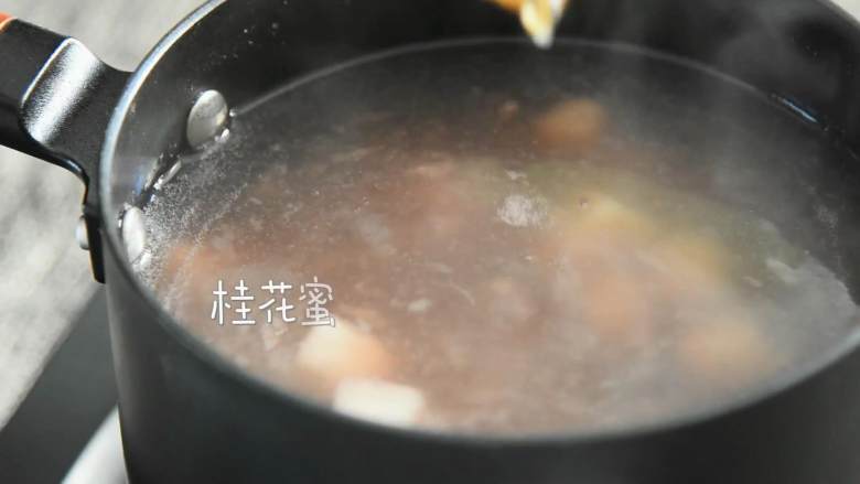 桂花糖芋苗—据说吃一碗,颜值都会提升,加入桂花蜜,搅拌均匀,即可出锅。
