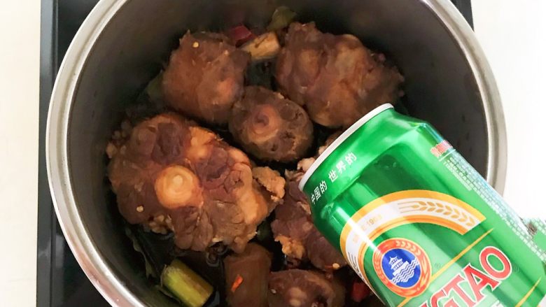 酱烧牛骨,加入2罐啤酒,再加入适量开水,水量没过牛骨即可