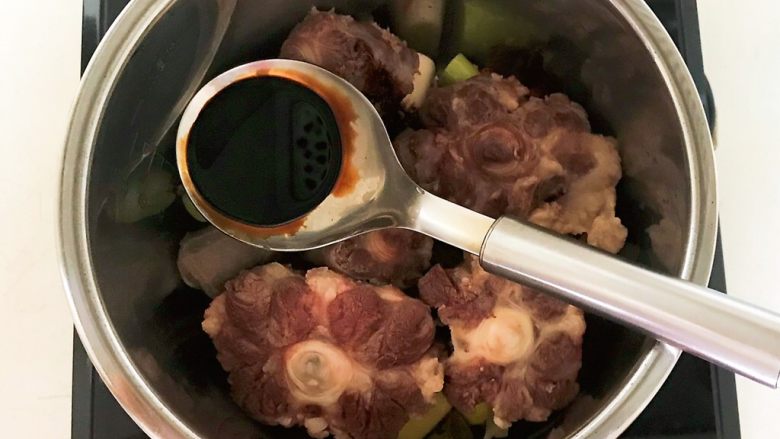 酱烧牛骨,加入1勺甜面酱,翻炒均匀