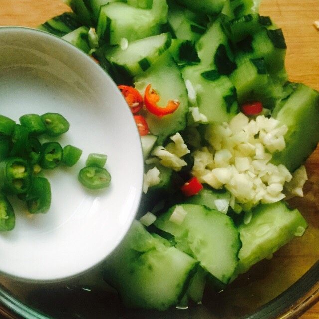 凉拌菜~拍黄瓜,倒入小米椒