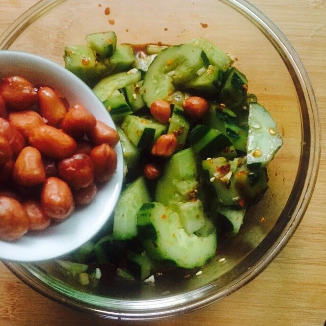 凉拌菜~拍黄瓜,放入花生米