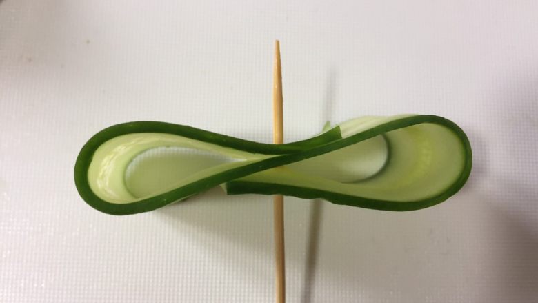 吐司棒棒糖🍭,用牙签把黄瓜片固定