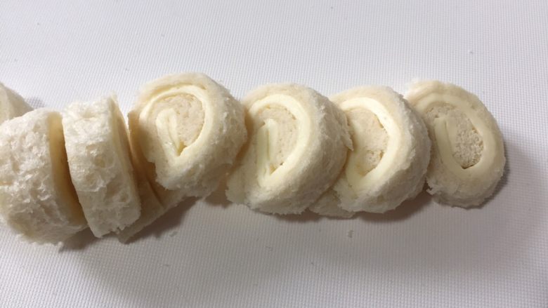 吐司棒棒糖🍭,切成均匀的小段