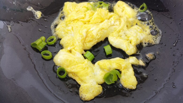 鸡蛋香肠胡萝卜炒饭,再加入葱花