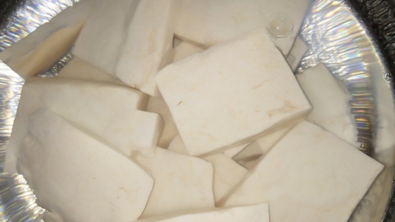 锅塌豆腐,在凉水里泡五分钟，可以防止豆腐碎掉，还能去除豆腥味