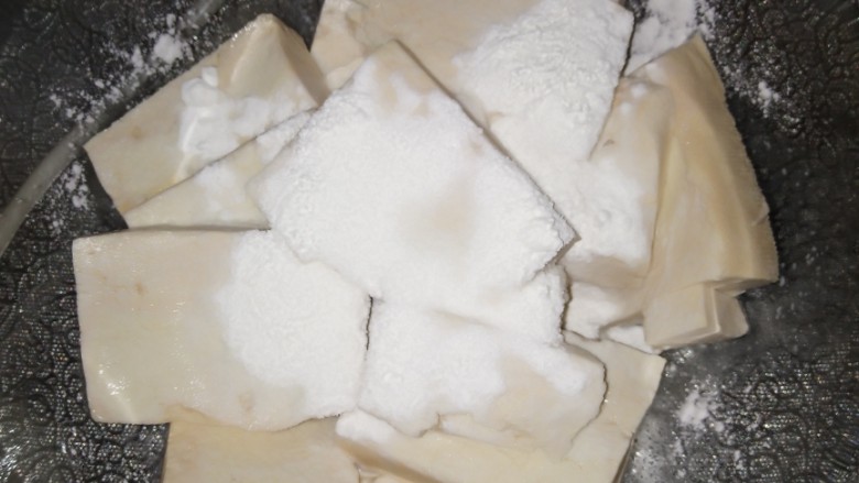 锅塌豆腐,撒上盐和淀粉抹匀