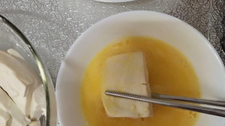 锅塌豆腐,让豆腐均匀，裹上蛋液
