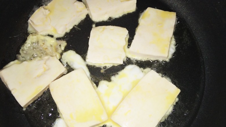 锅塌豆腐,锅里放油放入锅里煎