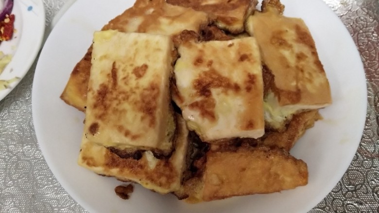 锅塌豆腐,两面煎金黄放入盘中备用