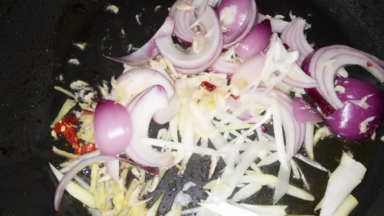 锅塌豆腐,重起油锅倒入姜丝，葱，小米辣和虾皮炒香