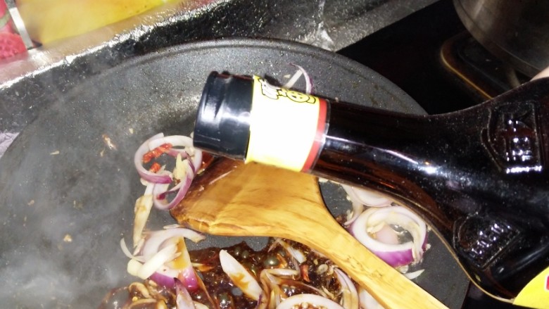 锅塌豆腐,倒入<a style='color:red;display:inline-block;' href='/shicai/ 788'>生抽</a>，<a style='color:red;display:inline-block;' href='/shicai/ 721'>蚝油</a>加水煮开后再撒盐和糖放入煎好的豆腐，小火慢煨