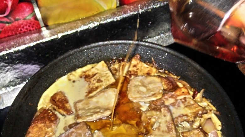 锅塌豆腐,关火前，淋点<a style='color:red;display:inline-block;' href='/shicai/ 847'>香油</a>在豆腐上