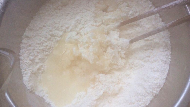 虾肉韭菜馅烫面菠菜面千层饼,用适量的开水烫面,边烫边搅
