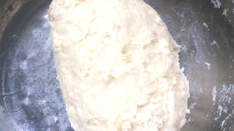 虾肉韭菜馅烫面菠菜面千层饼,揉成面团