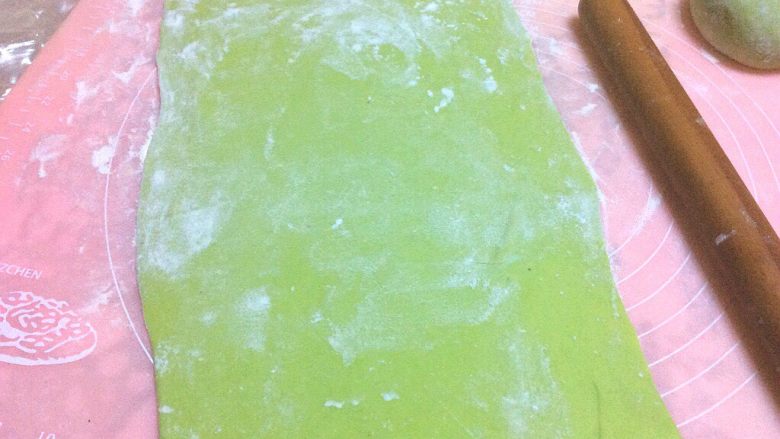 虾肉韭菜馅烫面菠菜面千层饼,取一个擀成长方形,稍薄一点