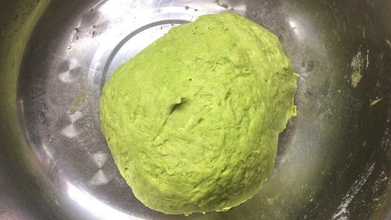 虾肉韭菜馅烫面菠菜面千层饼,和成面团备用