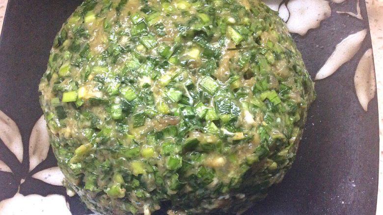 虾肉韭菜馅烫面菠菜面千层饼,装盘备用