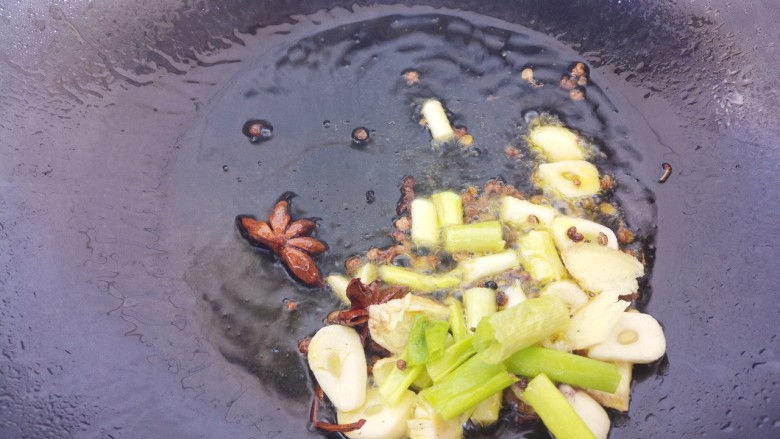 东北菜~家常排骨炖豆角,把葱姜蒜还有花椒八角爆香