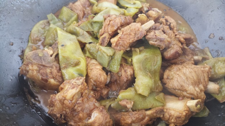 东北菜~家常排骨炖豆角,然后再收一下汁就可以了