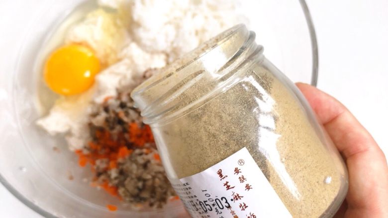 鲜虾豆腐杂蔬米饼,加人一勺黑芝麻牡蛎粉调味、补锌又增加食材的鲜味。如果已经添加盐巴的加入少许盐巴