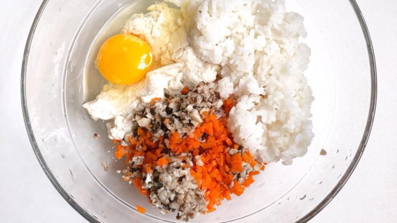 鲜虾豆腐杂蔬米饼,加入准备好的胡萝卜、香菇、豆腐、熟米饭、<a style='color:red;display:inline-block;' href='/shicai/ 9'>鸡蛋</a>