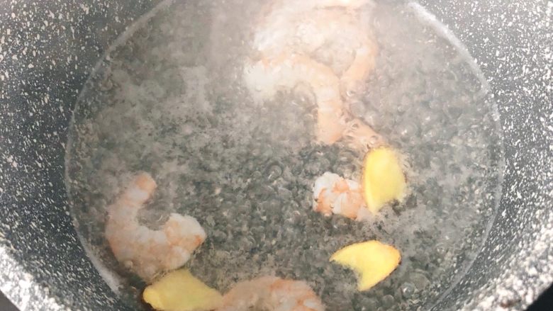 鲜虾豆腐杂蔬米饼,奶锅水开,放入虾及少许姜片,煮一分钟捞起沥水