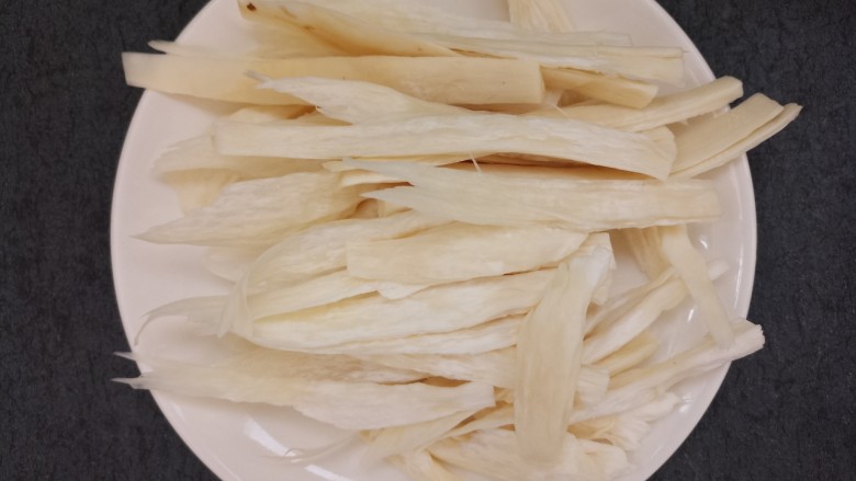 杏鲍菇花样做法~孜然炒杏鲍菇,用手撕成一厘米左右宽的条状