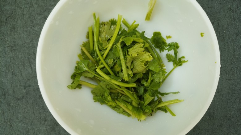 杏鲍菇花样做法~孜然炒杏鲍菇,<a style='color:red;display:inline-block;' href='/shicai/ 131'>香菜</a>切末