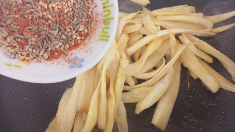 杏鲍菇花样做法~孜然炒杏鲍菇,再加入调好的料