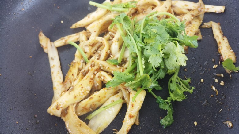 杏鲍菇花样做法~孜然炒杏鲍菇,加入香菜,翻炒两下即可出锅