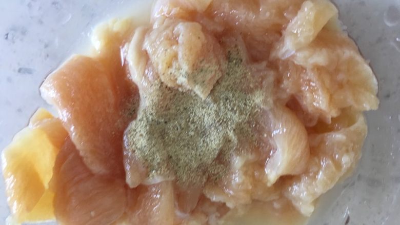 宫保鸡丁,加入调料腌制