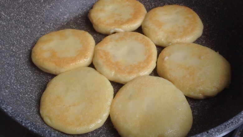 土豆糯米饼,煎至金黄,再翻面煎另一面