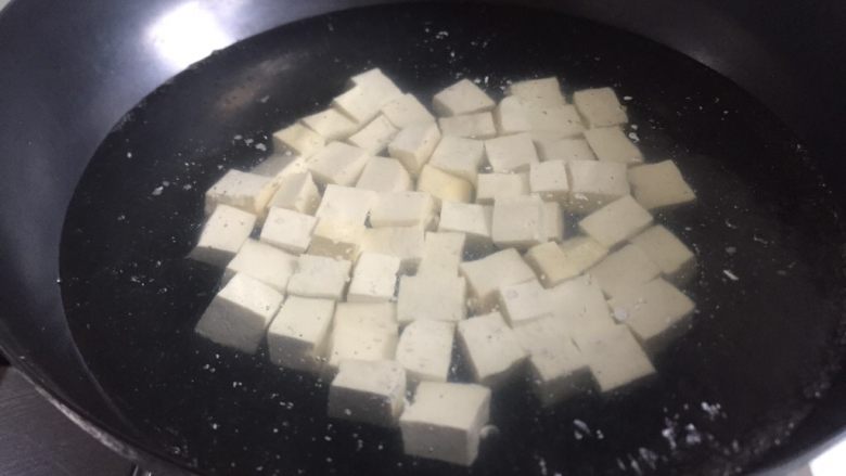 豆腐乳肉末豆腐,倒入豆腐煮开关火,是为去掉豆腥味儿。