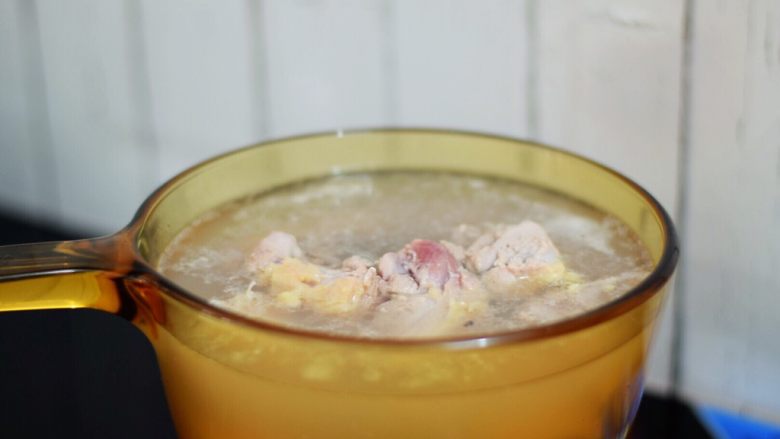 啤酒鸭,冷水下锅,放入鸭肉,大火烧开后捞出浮沫