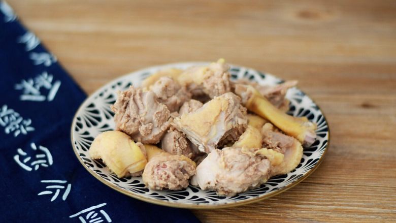 啤酒鸭,再捞出鸭肉冲洗干净沥干水份备用