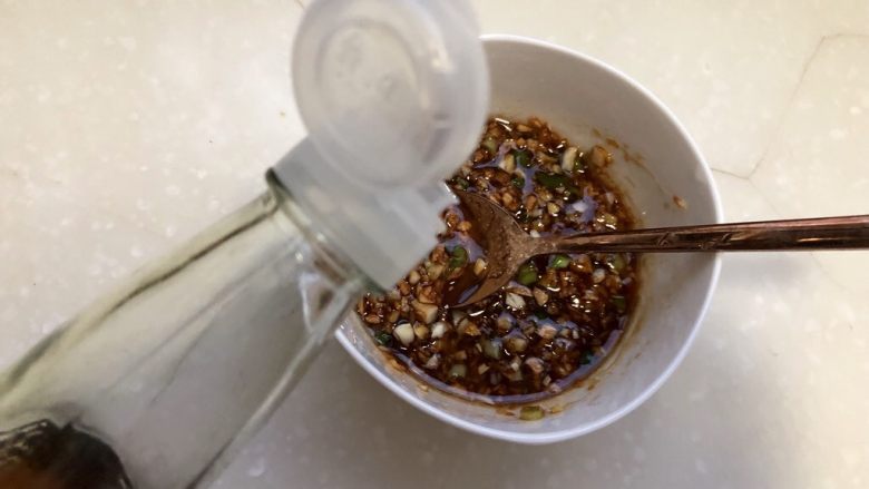 云蒸霞蔚染晴空➕蒜蓉粉丝蒸虾,我还加了一勺鱼露,如果大家家里没有,可以用蒸鱼豉油代替
