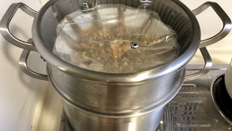 云蒸霞蔚染晴空➕蒜蓉粉丝蒸虾,蒸锅放入适量水,水开放入盘子