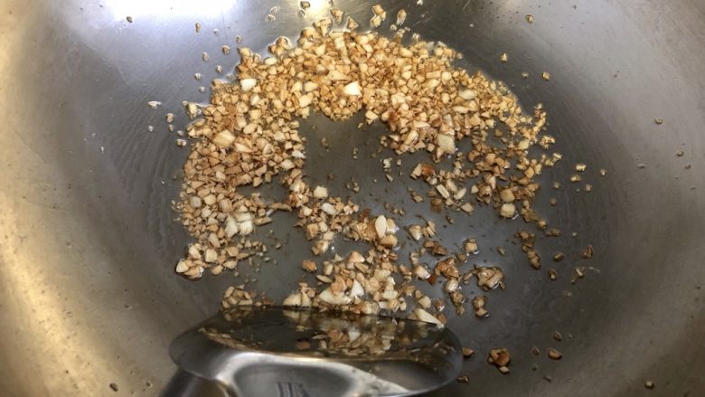 云蒸霞蔚染晴空➕蒜蓉粉丝蒸虾,小火,煸炒到蒜蓉金黄